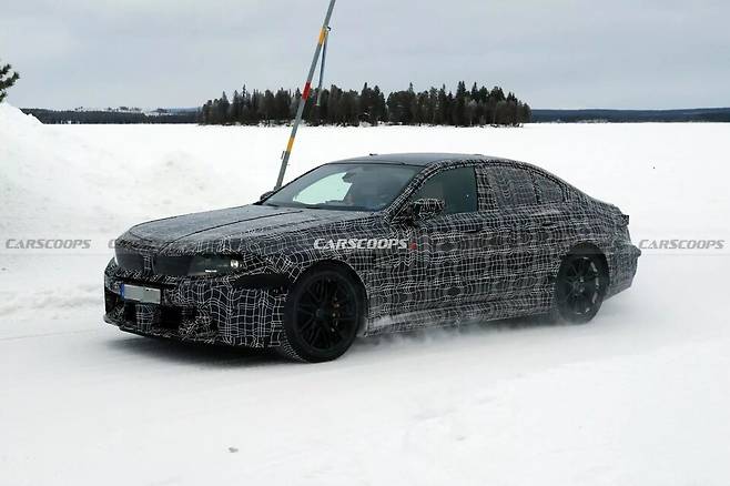 사진 : BMW M5 페이스리프트 테스트카 (출처=Carscoops)