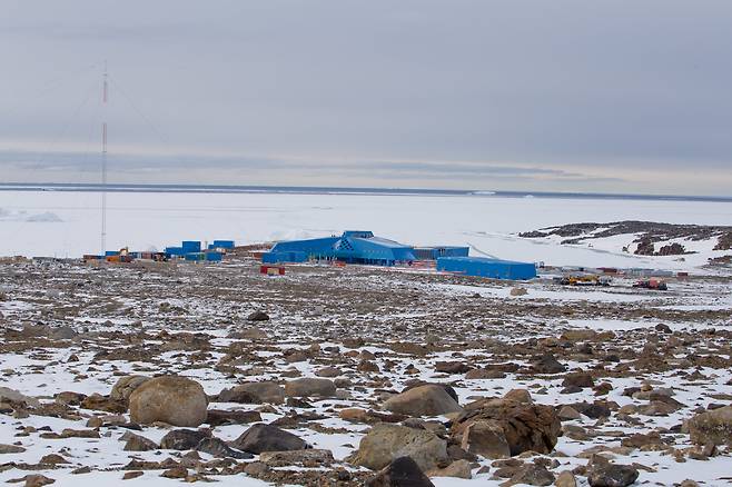 지난달 남극장보고기지 주변의 모습. 이상 고온 현상으로 눈이 녹아 지표면이 노출되어있다./극지연구소 제공