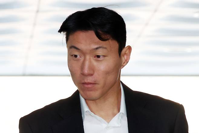 황의조 전 축구 국가대표가 14일 오후 서울 서초구 서울중앙지방법원에서 열린 불법 촬영 혐의 선고 공판에 출석하고 있다. /뉴스1
