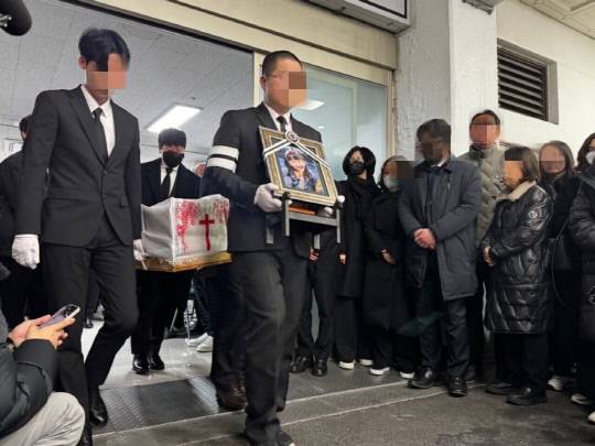 14일 대전 건양대병원 장례식장에서 열린 고(故) 김하늘 양의 영결식에서 유가족들이 운구하고 있다. 이날 하늘 양은 화장을 거쳐 대전추모공원에 안치될 예정이다. 유지원 기자.