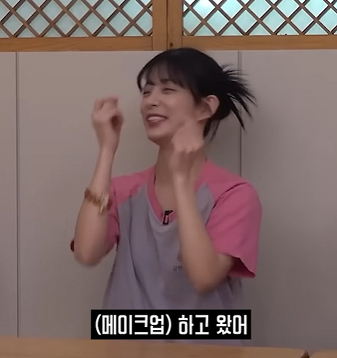 유튜브 알고리즘 타고 있는 프로미스나인 이채영 셀프 메이크업