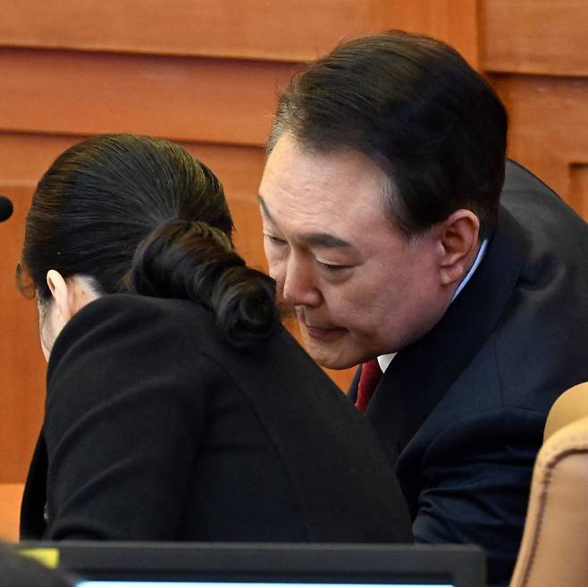 윤석열 대통령이 13일 서울 종로구 헌법재판소에서 열린 윤석열 대통령 탄핵심판 8차 변론에 출석해 변호인과 대화하고 있다. 2025.02.13. /사진=뉴시스