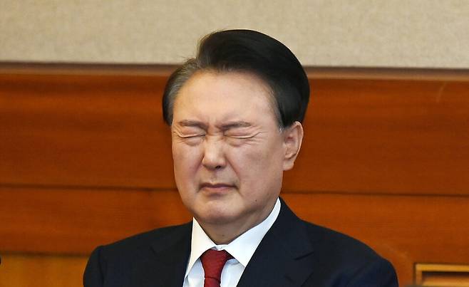 윤석열 대통령이 지난 6일 오전 서울 종로구 헌법재판소 대심판정에서 열린 탄핵심판 6차 변론기일에 출석, 눈을 질끈 감고 있다. 이날 윤 대통령은 “부당한 지시를 왜 따랐냐”며 곽종근 전 특수전사령관에게 책임을 전가했다. 사진공동취재단