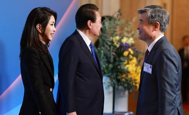 윤석열 대통령과 김건희 여사가 2023년 3월27일 청와대 영빈관에서 열린 재외공관장 초청 만찬에서 조태용 당시 주미대사와 인사하고 있다. 대통령실 제공