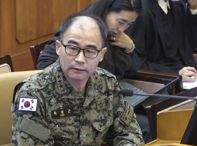 곽종근 전 육군특수전사령관이 지난 6일 서울 종로구 헌법재판소에서 열린 윤석열 대통령 탄핵심판 6차 변론에 증인으로 출석해 피청구인인 윤 대통령 쪽 대리인들의 질문에 답하고 있다. 헌법재판소 제공