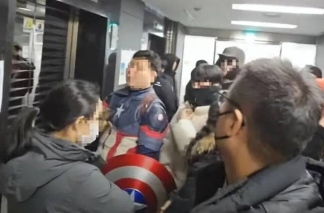 캡틴 아메리카 복장을 입은 안아무개씨가 지난 10일 국가인권위원회 건물에서 시민들 출입을 통제하고 있다. 온라인 커뮤니티 화면 갈무리.