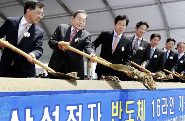 2010년 경기 화성시 삼성전자 반도체 기공식에서 이건희(왼쪽 두 번째) 회장과 권오현(왼쪽 첫 번째) 사장이 기념 시삽을 하고 있다. 연합뉴스