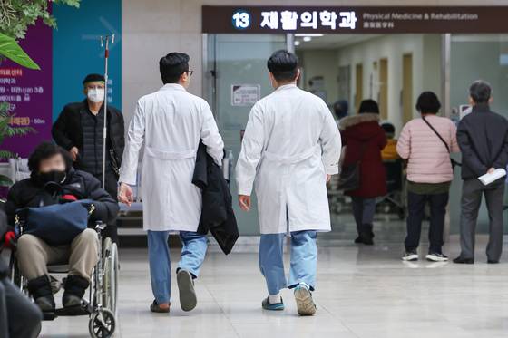 정부의 의대 정원 증원 발표로 촉발된 의정 갈등이 꼭 1년을 맞은 6일 서울의 한 대학병원에서 의료진이 오가고 있다. 뉴스1