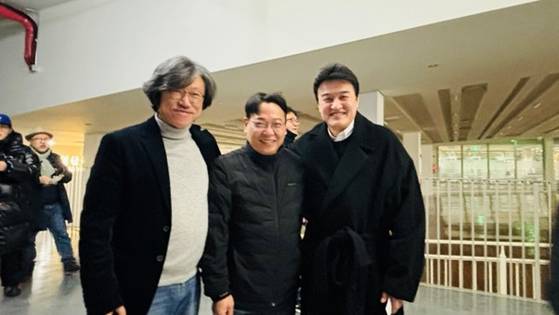 '정돌이' 송귀철 씨(가운데)가 김대현 감독(왼쪽), 배우 박중훈(오른쪽)과 함께 포즈를 취했다.  사진 인디라인