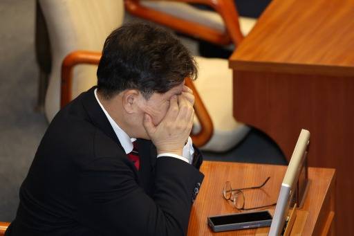 12일 국회 본회의 대정부질문에서 권성동 국민의힘 원내대표가 눈을 감싸고 있다. 강은구 기자