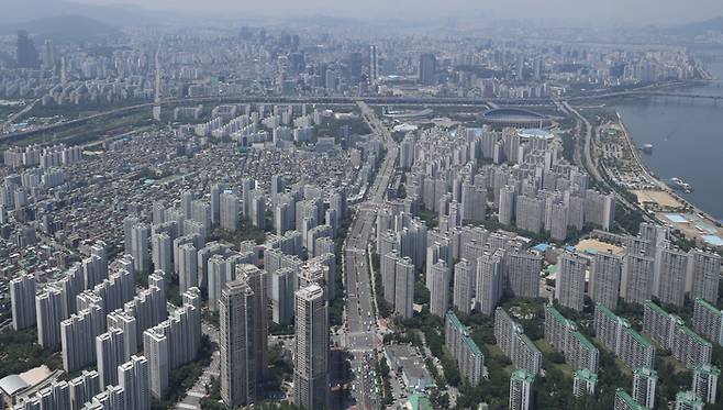 지난 12일부터 토지거래허가구역에서 해제된 서울 송파구 잠실 일대 아파트 단지 모습.  연합뉴스