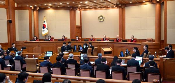 윤석열 대통령 탄핵 심판 8차 변론기일인 13일 서울 종로구 헌법재판소 심판정에 헌법재판관들이 앉아 있다. 연합뉴스