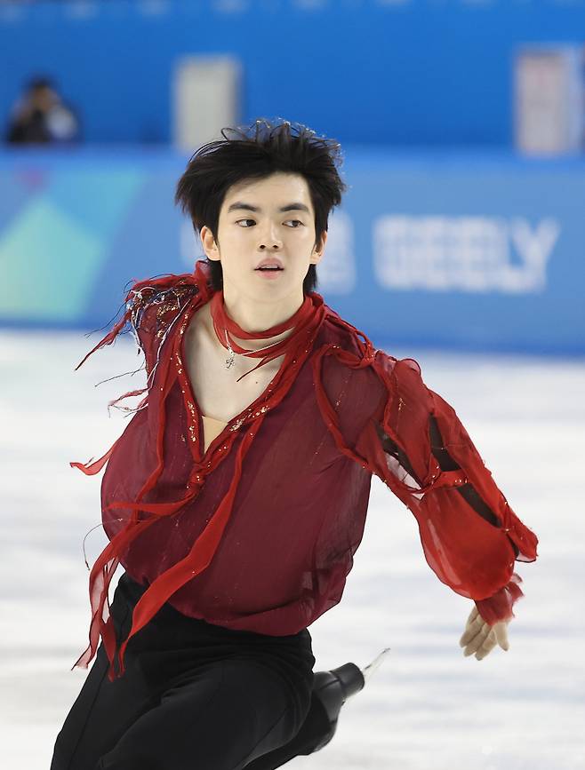 Figure skater Cha Jun-hwan performs at the finals of the men's singles event of Harbin Asian Winter Games at the Heilongjiang Ice Events Training Center Multifunctional Hall in Harbin, China on Thursday. (Yonhap)