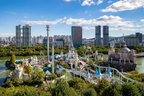 Theme park Lotte World in Songpa District, southern Seoul [LOTTE WORLD]