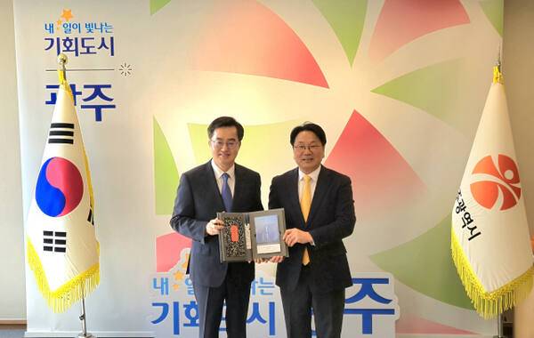 14일 김동연 경기도지사가 강기정 광주광역시장을 만나 기념사진을 촬영하고 있다. 이진기자