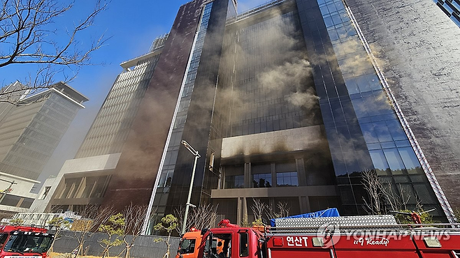 14일 부산 기장군 반얀트리 호텔 신축공사장에서 불이 나 연기가 퍼지고 있다. [연합뉴스]