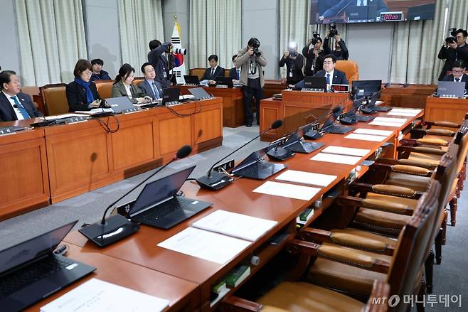[서울=뉴시스] 조성우 기자 = 14일 오전 서울 여의도 국회에서 열린 운영위원회 전체회의에서 헌법재판소 재판관 마은혁 임명 촉구 결의안을 의결하며 의사봉을 두드리고 있다. 2025.02.14.