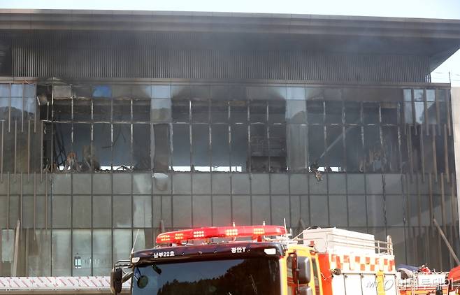 (부산=뉴스1) 윤일지 기자 = 14일 부산 기장군 반얀트리 호텔 신축 공사장에서 화재가 발생해 소방대원들이 진화 작업을 벌이고 있다. 2025.2.14/뉴스1  Copyright (C) 뉴스1. All rights reserved. 무단 전재 및 재배포,  AI학습 이용 금지. /사진=(부산=뉴스1) 윤일지 기자