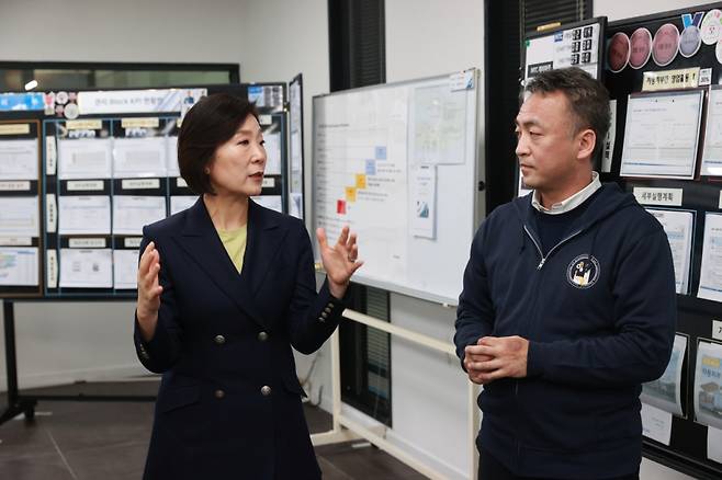 오영주 중소벤처기업부 장관이 14일 경남 창원 태림산업㈜을 방문해 기업 현장을 둘러보고 있다./사진=중기부 제공