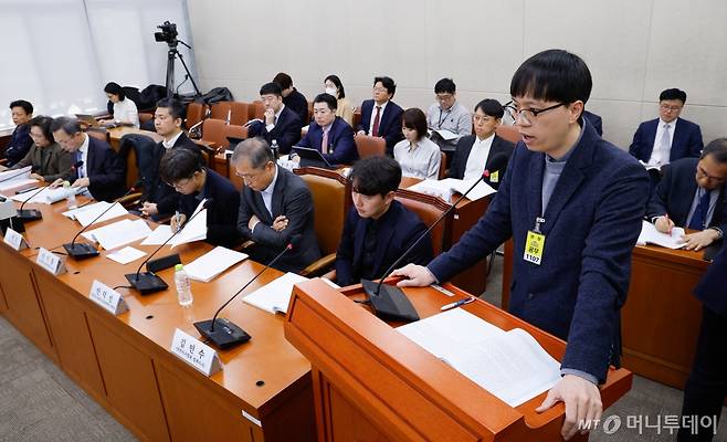 (서울=뉴스1) 안은나 기자 = 옥민수 울산의대병원 예방의학과 부교수가 14일 서울 여의도 국회 보건복지위원회에서 열린 의료인력 수급추계기구 법제화를 위한 공청회에 출석해 진술하고 있다. 2025.2.14/뉴스1  Copyright (C) 뉴스1. All rights reserved. 무단 전재 및 재배포,  AI학습 이용 금지. /사진=(서울=뉴스1) 안은나 기자