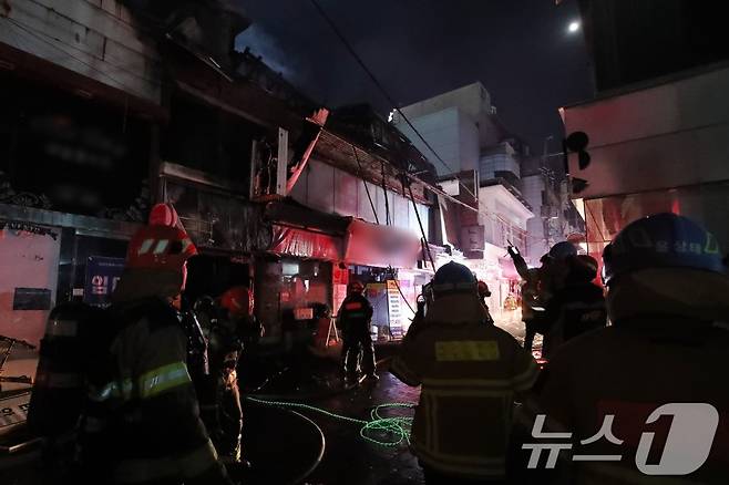 (대구=뉴스1) 공정식 기자 = 지난 13일 오후 8시3분쯤 대구 중구 삼덕동 상가 건물에서 불이 나 소방 당국이 건물 주변을 수색하고 있다.