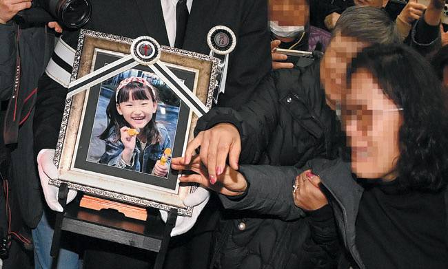 안전한 하늘나라에선 즐겁게 뛰어 놀아… 눈물의 발인식 ‘대전 초교 흉기 사건’ 피해 학생 고 김하늘(8) 양의 발인식이 치러진 14일 오전 대전 서구 건양대병원 장례식장에서 유족들이 김 양의 영정사진을 만지며 오열하고 있다. 백동현 기자