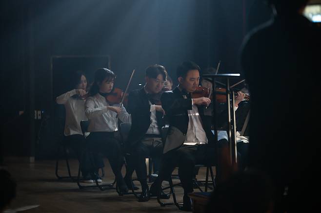 라이즈 ‘붐 붐 베이스’ 오케스트라 버전 MV 속 웨인린 부악장 [서울시립교향악단 제공]