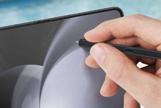 갤럭시 Z 폴드 제품과 스타일러스 펜 'S펜'을 이용하고 있는 모습. (사진=삼성전자 홈페이지) *재판매 및 DB 금지