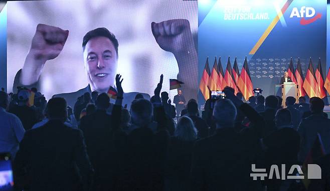 [할레=AP/뉴시스]일론 머스크가 지난달 25일(현지시각) 독일 할레에서 열린 극우 독일대안당(AfD)의 총선 출범식에 화상으로 출연해 지지하는 모습. 머스크가 러시아의 독일 선거 개입 공작을 확산하는데 역할을 하고 있다고 미 뉴욕타임스(NYT)가 13일 보도했다. 2024.2.14.