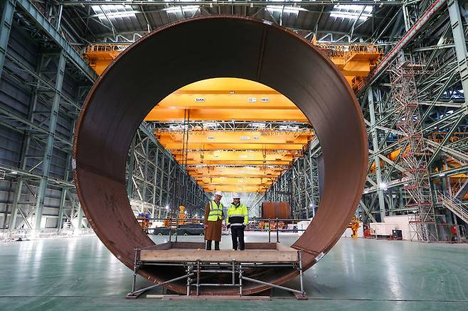 [서울=뉴시스] 세아윈드에서 시험 생산된 직경 8미터 규모 대형 철강 캔에서 영국 찰스 3세 국왕과 세아제강지주 이주성 사장이 기념사진을 촬영하고 있다. (사진=세아제강지주 제공) 2025.2.14. photo@newsis.com *재판매 및 DB 금지