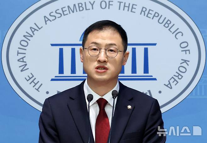 [서울=뉴시스] 조성우 기자 = 김상욱 국민의힘 의원이 14일 오전 서울 여의도 국회 소통관에서 울산시당위원장 사퇴 기자회견을 하고 있다. 2025.02.14. xconfind@newsis.com