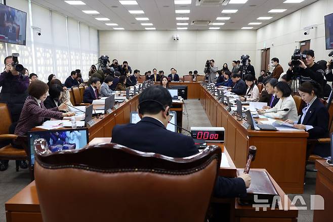 [서울=뉴시스] 고승민 기자 = 박주민 국회 보건복지위원장이 14일 서울 여의도 국회에서 보건복지위원회 전체회의를 개의하고 있다. 2025.02.14. kkssmm99@newsis.com