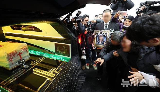 [대전=뉴시스] 강종민 기자 = 14일 오전 대전 서구 건양대병원 장례식장에서 열린 고 김하늘 양의 발인식에서 유가족들이 하늘 양의 이름을 부르며 오열하고 있다. 2025.02.14. ppkjm@newsis.com