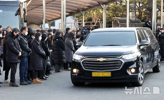 [대전=뉴시스] 강종민 기자 = 고 김하늘 양의 발인식이 이뤄진 14일 오전 대전 서구 건양대병원 장례식장을 나서는 운구행렬을 향해 학교 선생님들이 고개 숙여 애도하고 있다. 2025.02.14. ppkjm@newsis.com