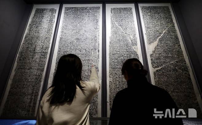 [서울=뉴시스] 김명년 기자 = 14일 오전 서울 용산구 국립중앙박물관에서 ‘선사 고대관 개편’ 언론공개회가 진행되고 있다. 국립중앙박물관은 1층 상설전시 중 구석기실, 신석기실, 청동기실, 고조선부여삼한실, 고구려실 개편하고 어린이를 위한 '배움 공간'도 조성했다. 2025.02.14. kmn@newsis.com