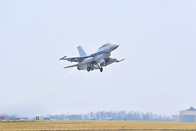 [서산=뉴시스] 지난 1월2일 공군 제20전투비행단 기지에서 KF-16 전투기가 영공 방어를 위한 작전을 펼치기 위해 이륙하고 있다. (사진=공군 제20전투비행단 제공) 2025.02.14. photo@newsis.com *재판매 및 DB 금지