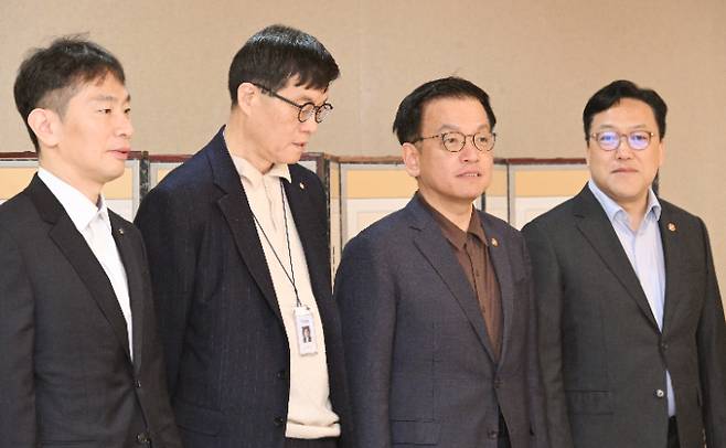 최상목 대통령 권한대행 부총리 겸 기획재정부 장관이 14일 정부서울청사에서 열린 거시경제금융현안간담회에 앞서 참석자와 대화하고 있다. 연합뉴스
