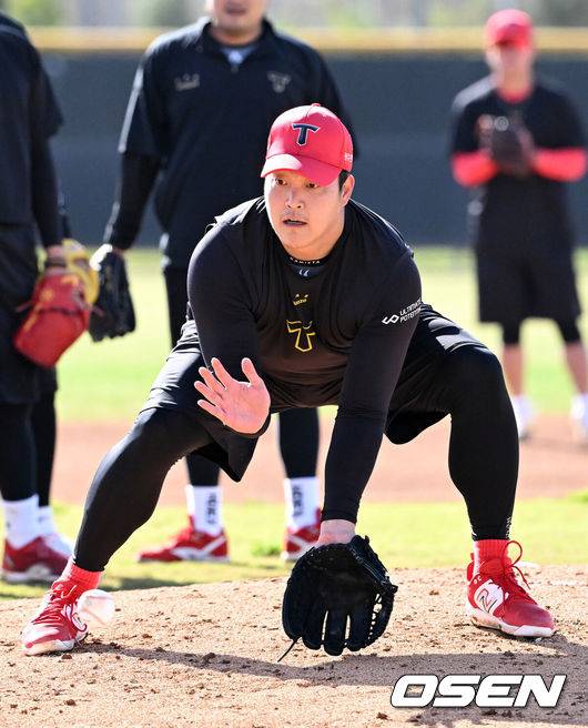 [OSEN=어바인(미국), 이대선 기자] 11일(한국시간) 미국 캘리포니아주 어바인 그레이트파크 베이스볼 컴플렉스에서 KIA 타이거즈의 1차 스프링캠프가 진행됐다.KIA 선수단은 오는 18일 미국에서 출발해 19일 인천으로 입국한 뒤 20일에 일본 오키나와로 건너가 21일부터 3월 4일까지 킨 구장에서 본격적인 실전을 치른다.KIA 조상우가 P.F.P 훈련을 하고 있다. 2025.02.11 / sunday@osen.co.kr