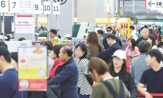 지난해 연말 국내·외 고객들로 북적이던 서울 중구 롯데마트 서울역점 모습. 세계일보 자료사진