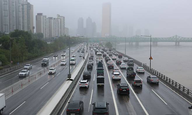 서울 여의도 올림픽대로 여의상류나들목 인근에 차량들이 정체를 빚고 있다. 뉴시스
