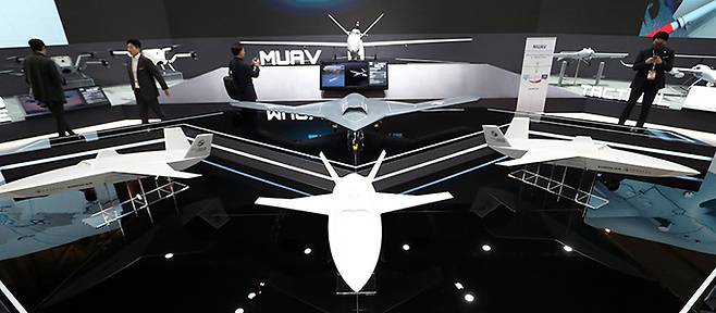 지난 2024년 3월 6일 부산 벡스코 제1전시장에서 열린 드론쇼 코리아에서 관람객들이 대한항공 부스에 전시된 저피탐 다목적 무인 편대기를 비롯한 다양한 용도의 드론을 살펴보고 있다. 세계일보 자료사진