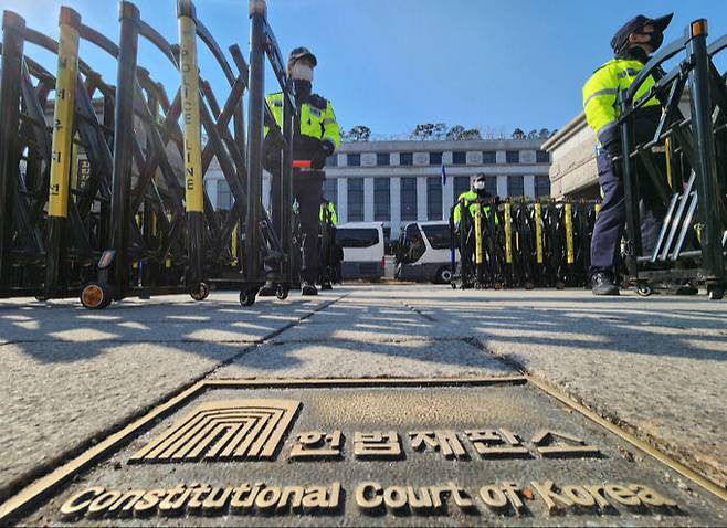 윤석열 대통령에 대한 헌법재판소의&nbsp;탄핵심판 7차 변론이 열린 11일 서울 종로구 헌재 앞을 경찰이 지키고 있다. 연합뉴스