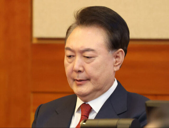 윤석열 대통령이 지난 13일 서울 종로구 헌법재판소에서 열린 탄핵심판 8차 변론에 출석해 있다. 뉴스1
