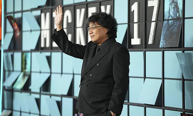 봉준호 감독이&nbsp;13일(현지시간) 영국 런던 레스터 스퀘어에서 열린 영화 ‘미키17’&nbsp;월드 프리미어에 도착해 포즈를 취하고 있다. AP연합뉴스