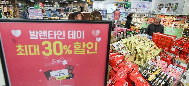 발렌타인 데이인 14일 서울 용산구 이마트에서 시민들이 초콜릿을 구매하고 있다.
