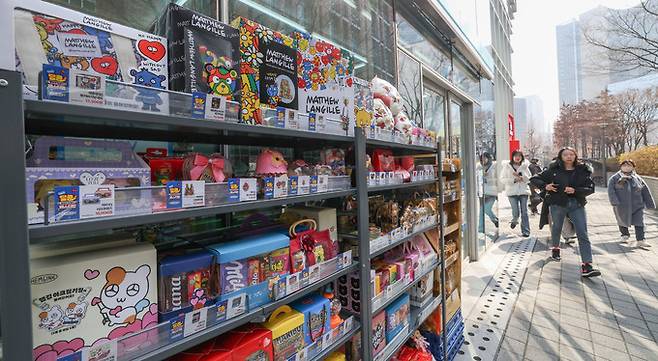 발렌타인 데이인 14일 서울 중구 청계천 인근 편의점에서 초콜릿이 진열되어 있다.