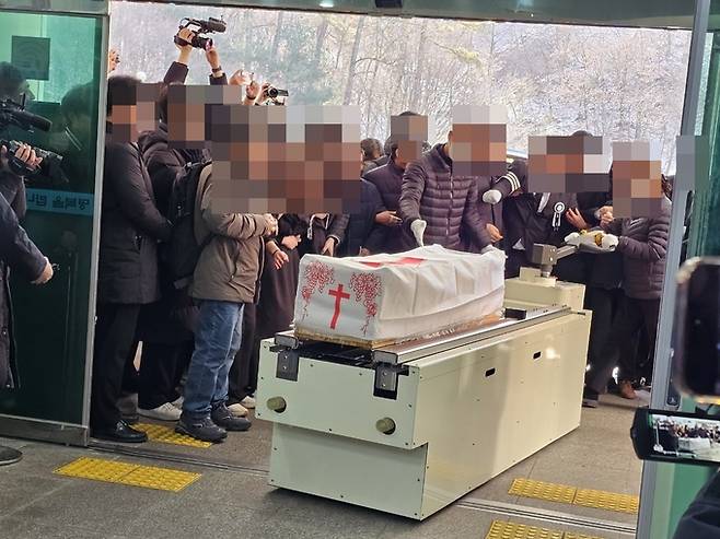 하늘양 관이 화장터로 향하고 있다.   