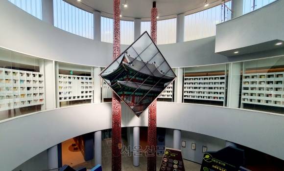 금강송 테마전시관.