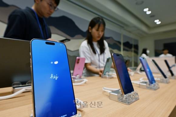 애플 아이폰 16 시리즈 및 애플 워치 국내 공식 출시일인 20일 오전 서울 강남구 안다즈 서울 강남호텔에서 고객 및 관계자가 전시 제품을 살펴보고 있다. 도준석 전문기자