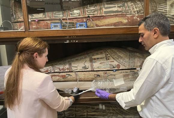 이집트 미라에서 샘플을 채취하는 연구원들.  AP 연합뉴스